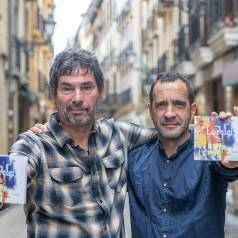 Mikel Gorosabel eta Asier Serrano Loreleiko kideak, 'Ekografiak' diskoa eskuetan. Andoni Canellada / Foku