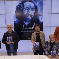 Andres Kamio Jitu, Felipe Juaristi, Harkaitz Millan, Karlos Gimenez eta Anjel Valdes, Imanolen inguruko disko-liburua aurkezten.
