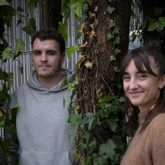Huntza taldeko Aitor Huizi biolinista eta Josune Arakistain abeslari eta trikitilaria. (Jon Urbe / Foku)
