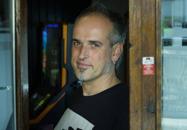 “Bi mundu batu ditut, nire sustraiei begiratu diedalako”