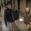 Gorka Hermosa eta Garikoitz Mendizabal, akordeoia, txistua eta disko berria eskuetan dituztela, Donostian. GORKA RUBIO / FOKU