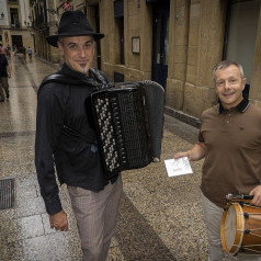 Gorka Hermosa eta Garikoitz Mendizabal, akordeoia, txistua eta disko berria eskuetan dituztela, Donostian. GORKA RUBIO / FOKU