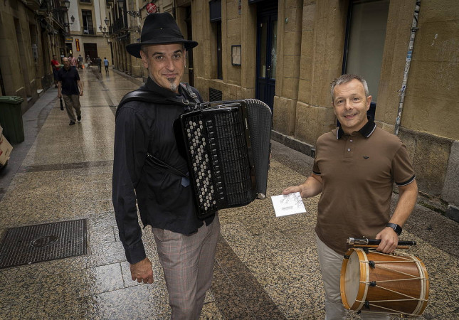 Gorka Hermosa eta Garikoitz Mendizabal, akordeoia, txistua eta disko berria eskuetan dituztela, Donostian. GORKA RUBIO / FOKU