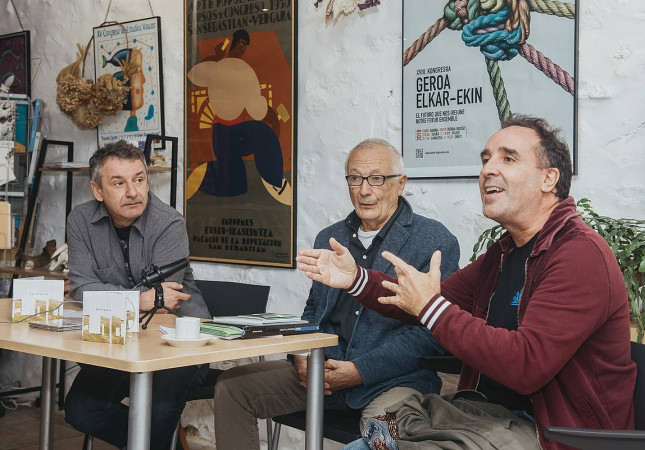 Ezkerretik eskuinera: Andres Kamino Jitu, Beñat Axiari eta Joseba Irazoki Bas(h)oan II diskoa aurkezten, herenegun, Baionan.
Ezkerretik eskuinera: Andres Kamino Jitu, Beñat Axiari eta Joseba Irazoki Bas(h)oan II diskoa aurkezten, herenegun, Baionan. GUILLAUME FAUVEAU