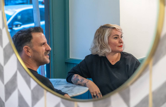 Haritz Lete eta Zaloa Urain, Kokein musika taldeko kideak, urriaren 29an, Eibarren. ANDONI CANELLADA / FOKU