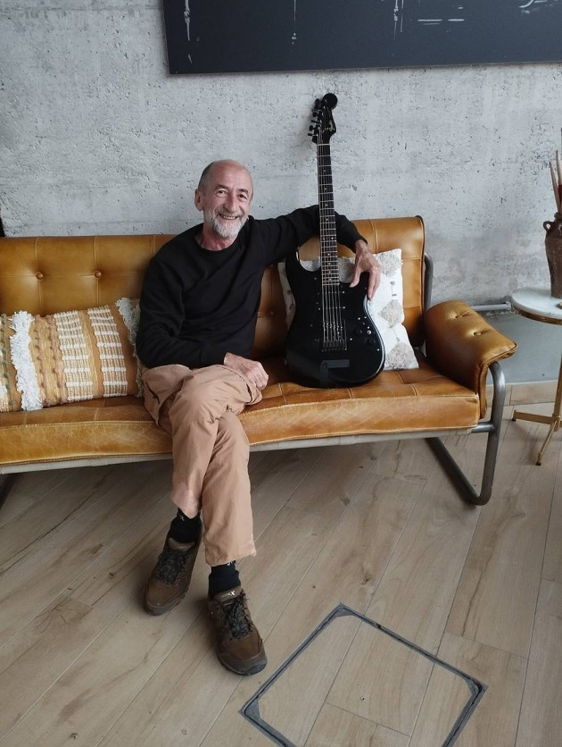 Andoni Basterretxea, bere gitarra kutuna alboan duela, Haritz Arregiren estudioan.