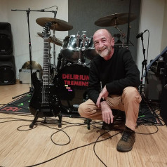 Andoni Basterretxea, bere gitarra kutuna alboan duela, Haritz Arregiren estudioan.