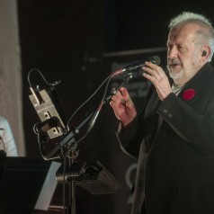 Natxo de Felipe musikaria, Arantzazu basilikan emandako kontzertuan, alboan Xabier de Felipe semea duela. JON URBE / FOKU