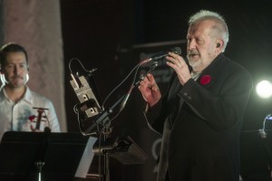 Natxo de Felipe musikaria, Arantzazu basilikan emandako kontzertuan, alboan Xabier de Felipe semea duela. JON URBE / FOKU